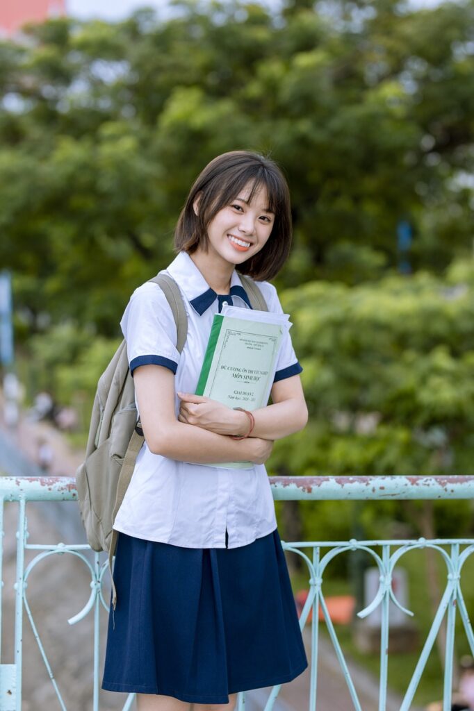 制服姿のキャスト