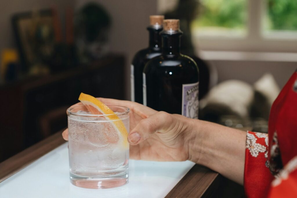 お酒を出す